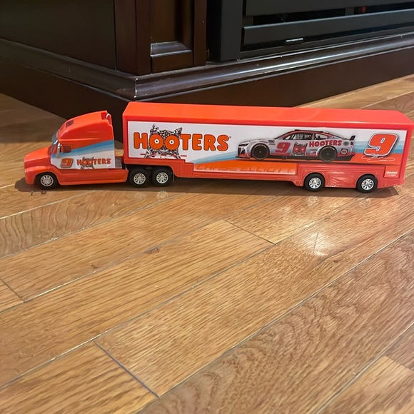 Chase Elliott Hooters 1:64 Scale Diecast Nascar Hauler - Lionel Racing - Picture 1 of 5